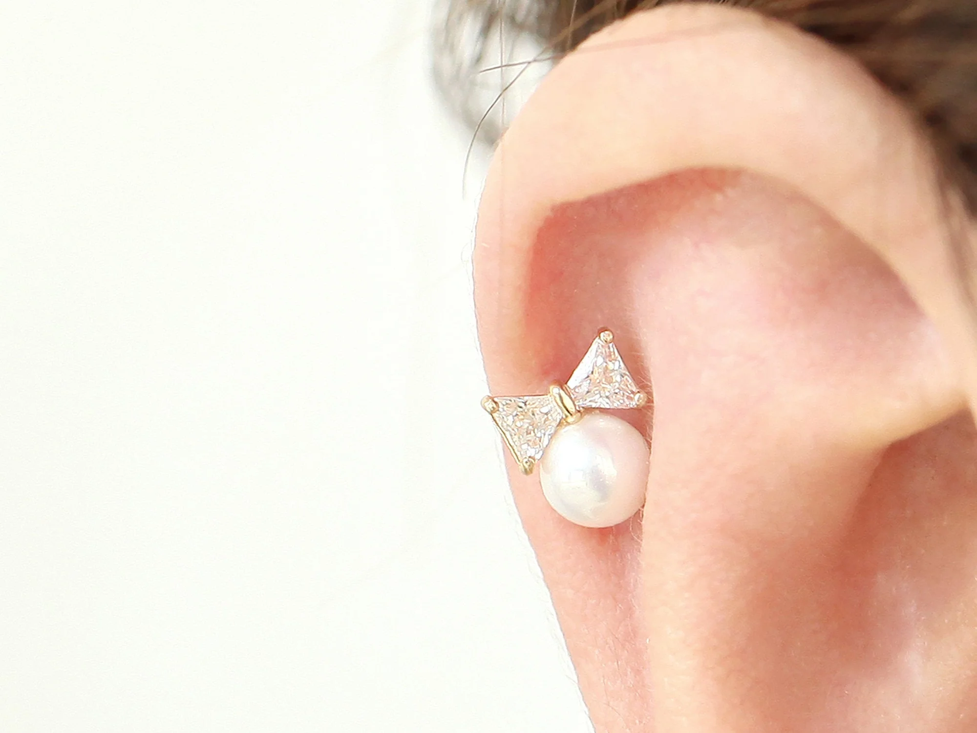 14K Gold Pearl Ribbon Cartilage Earring 20G - Image 6