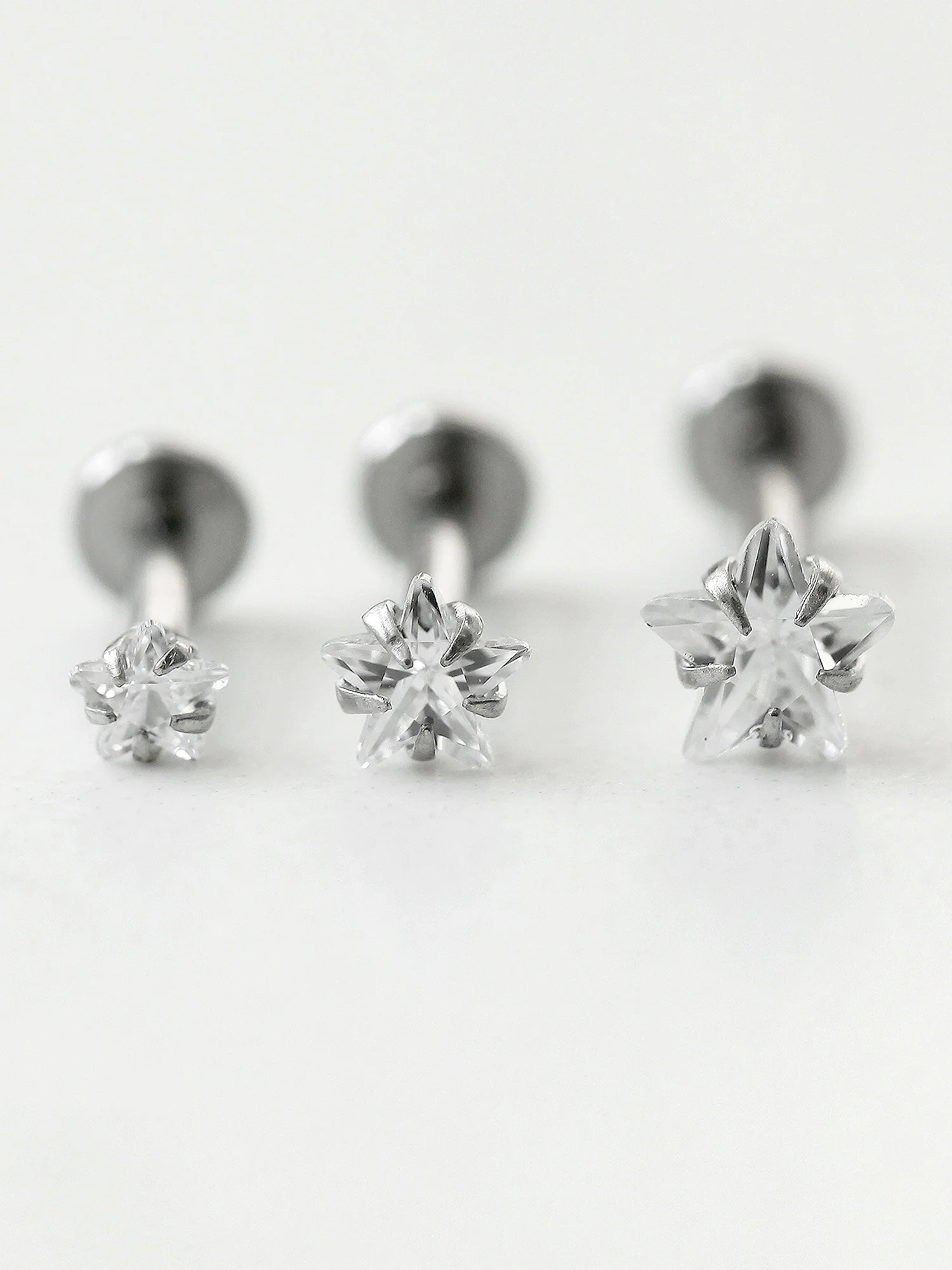 Cubic Internally Threaded Labret Piercing 16G - Image 5